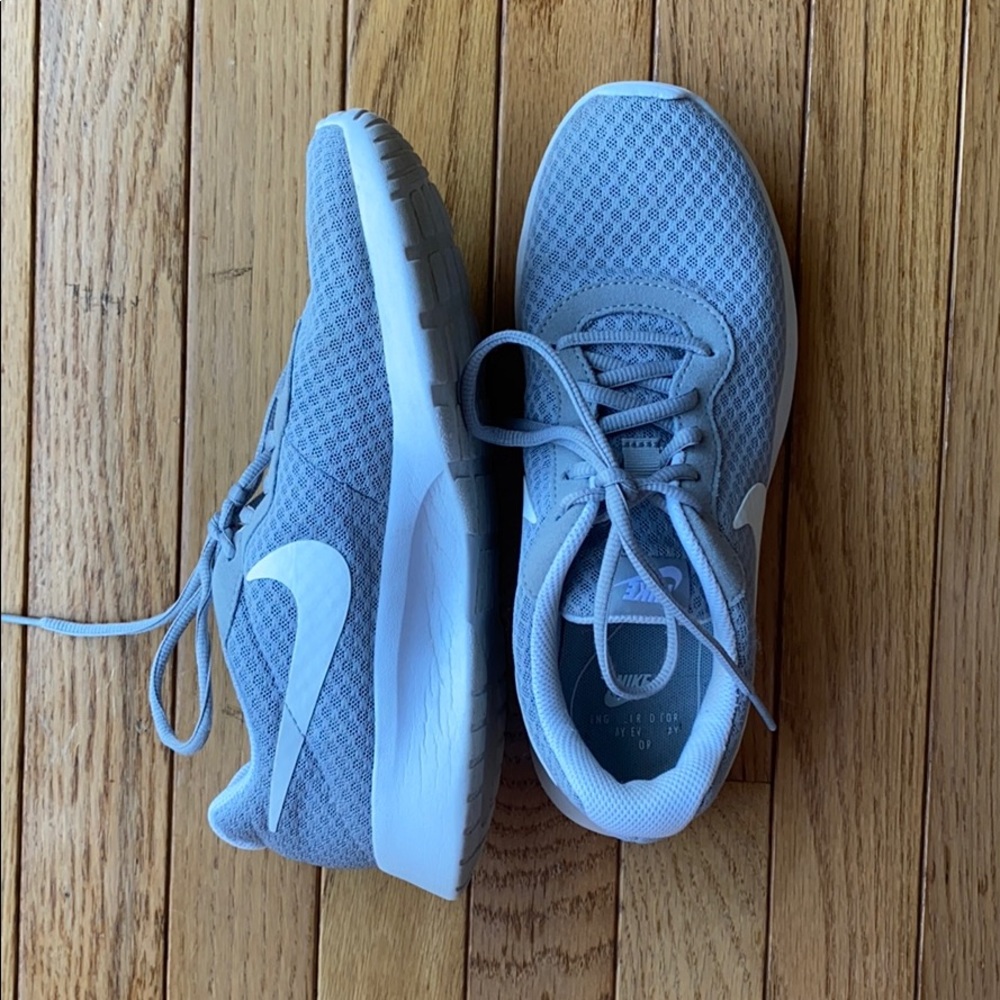 Womens 8.5 Nike shoes